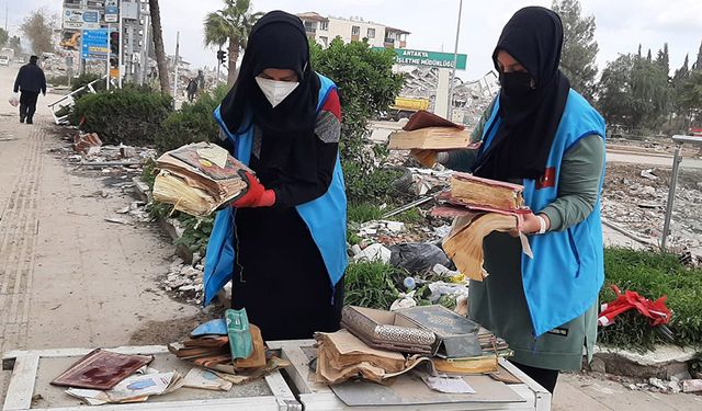 Din görevlileri, enkazlardaki Kur’an-ı Kerim’leri topluyor