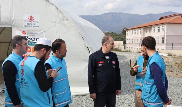 Diyanet personeli Hatay'daki depremzedeleri yalnız bırakmıyor