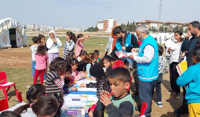 Kahta'da depremzedelere yardımlar sürüyor