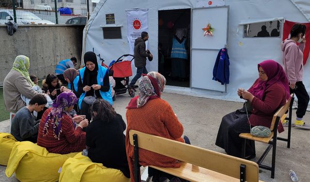 Adıyaman'da depremzede kadınlar müftülüğün örgü etkinliğiyle vakit geçiriyor