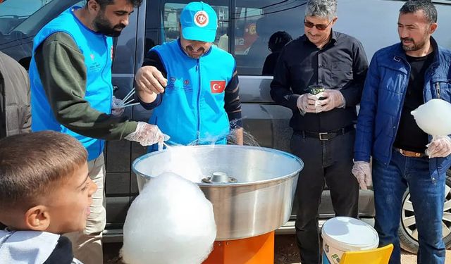 Din görevlileri çadır kentlerdeki çocukları sevindirdi