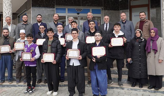 Tekirdağ'da mezun olan hafızlar diplomalarını aldı