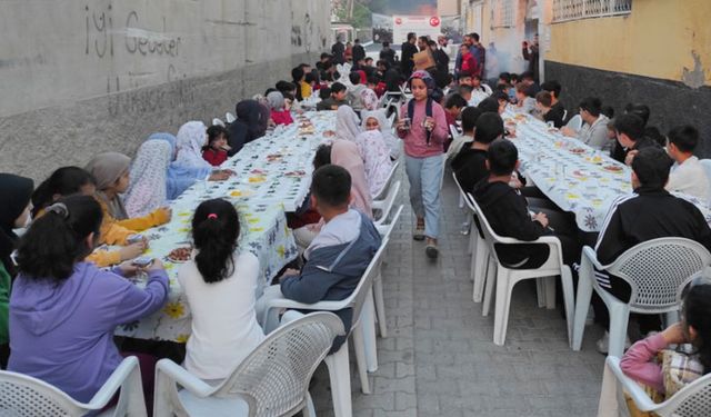Adana'da çocuklar cami iftarında buluştu