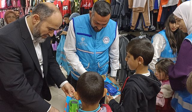 Ağrı'da çocuklar sevindirildi