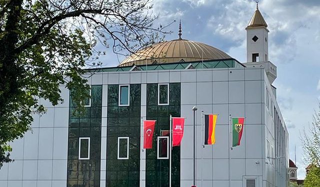 Almanya'da inşa edilen DİTİB Esslingen Camii ibadete açıldı