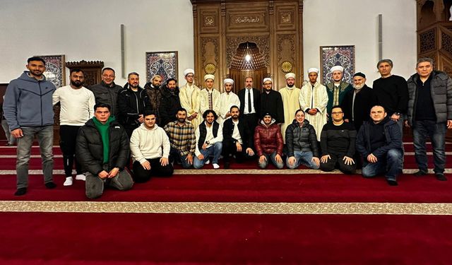 Duisburg DİTİB Camii öğrencileri teravih kıldırıyor