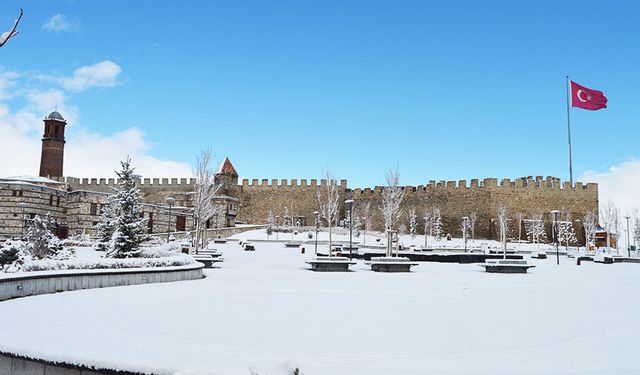 Erzurum, ilkbaharda yağan karla beyaza büründü