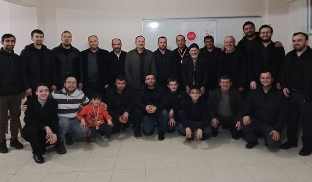 Cami cemaati masa tenisinde yarıştı