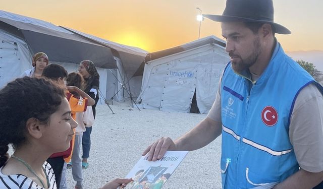 TDV gönüllüsü Avustralyalı oyuncu Reshad Strik depremzedeleri yalnız bırakmıyor