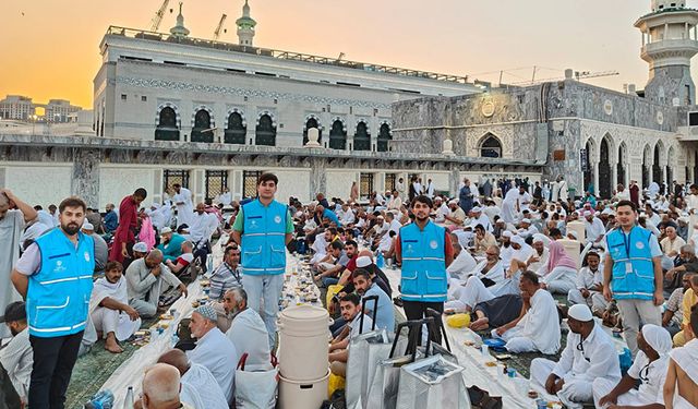  Mekke ve Medine’de iftar programı düzenledi