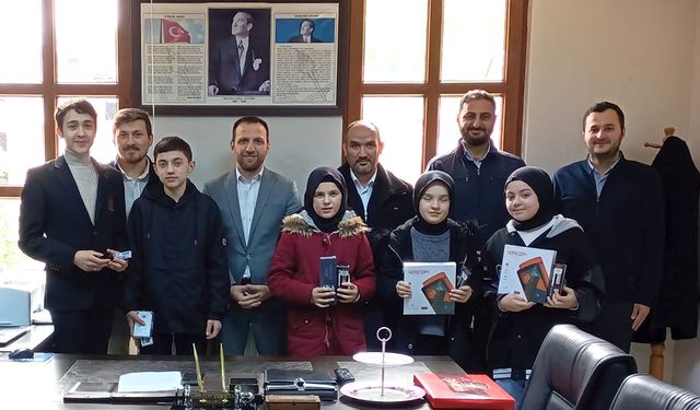 Bilgi yarışmasında dereceye girenler ödüllendirildi