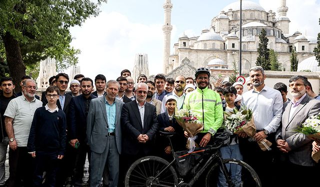 Fransa'dan bisikletle hacca gitmek için yola çıkan yazar İstanbul'da