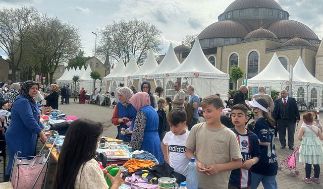 Duisburglu çocuklar, oyuncaklarını depremzede kardeşleri için satışa çıkardı
