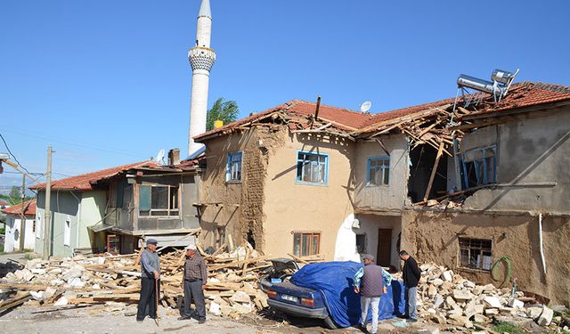 Kahramankazan'da fırtınada caminin minaresi yıkıldı