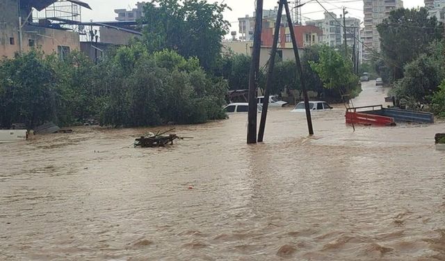 Adana'nın Kozan ilçesinde sağanak sele sebep oldu