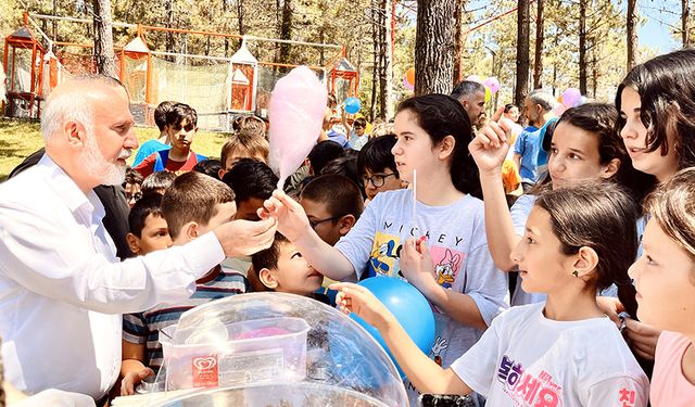 İl Müftüsü Keskin'den camiye gelen çocuklara pamuk şeker ikramı