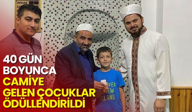 40 gün boyunca camiye gelen çocuklar ödüllendirildi