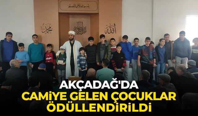 Akçadağ'da camiye gelen çocuklar ödüllendirildi