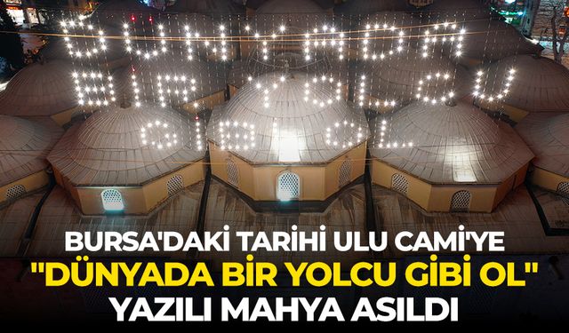 Bursa'daki tarihi Ulu Cami'ye "Dünyada bir yolcu gibi ol" yazılı mahya asıldı