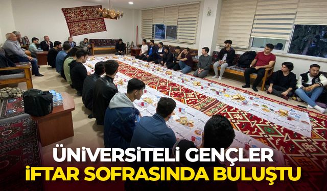 Üniversiteli gençler, iftar sofrasında buluştu