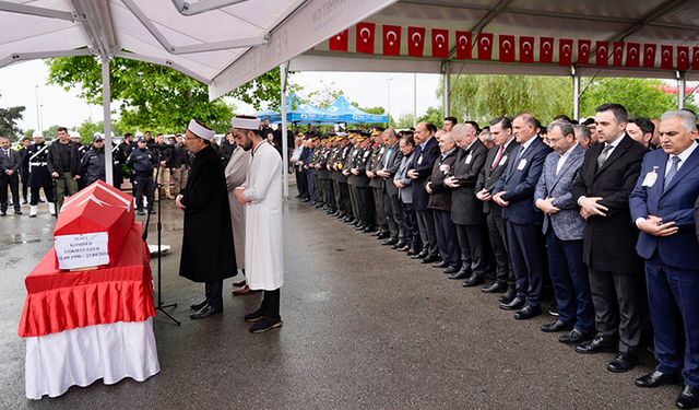 Şehit Komiser Gökhan Özer'in cenazesi İstanbul'da toprağa verildi