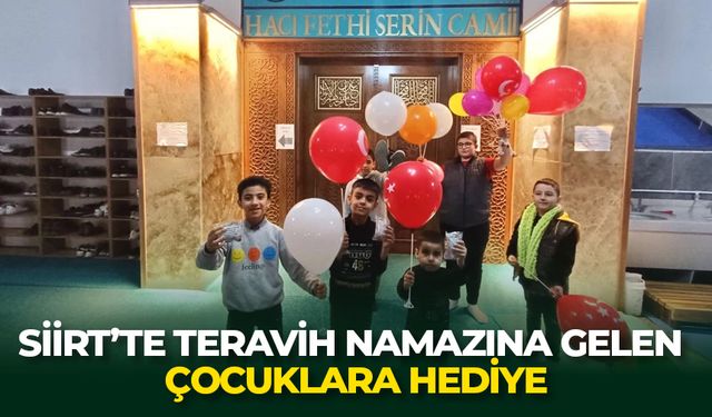 Siirt’te Teravih namazına gelen çocuklara hediye