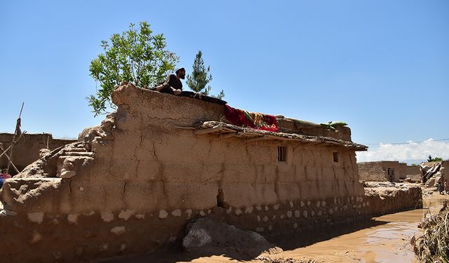 Afganistan'daki sellerde hayatını kaybedenlerin sayısı 300'ü geçti