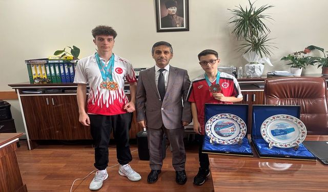 Dünya kickboks şampiyonu öğrencilerden müftülüğe ziyaret