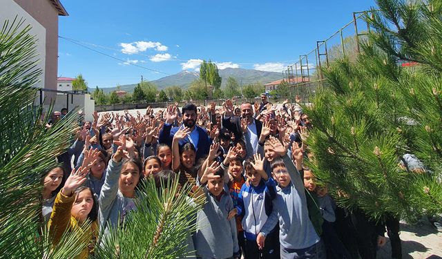 Çiftlikte gençler, gelecek için fidan dikti