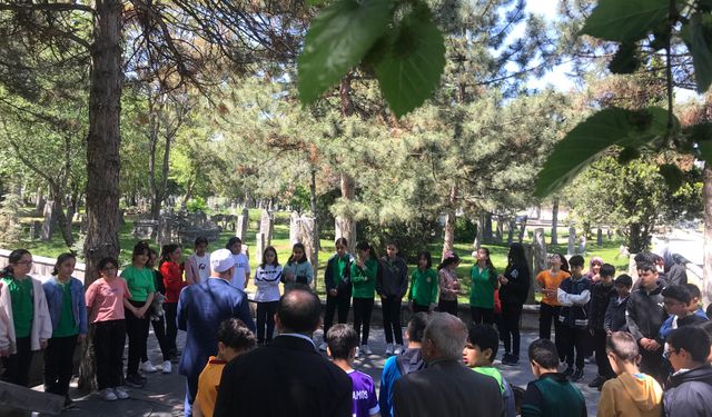 Öğrencilerden Kartal Şehitliğine ziyaret