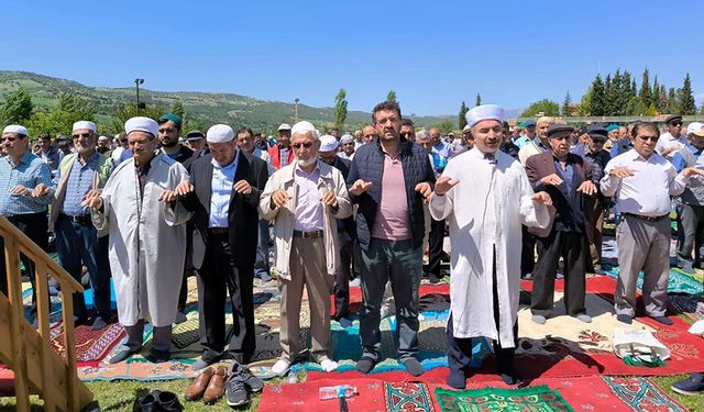 Gediz'de yağmur için duaya duruldu