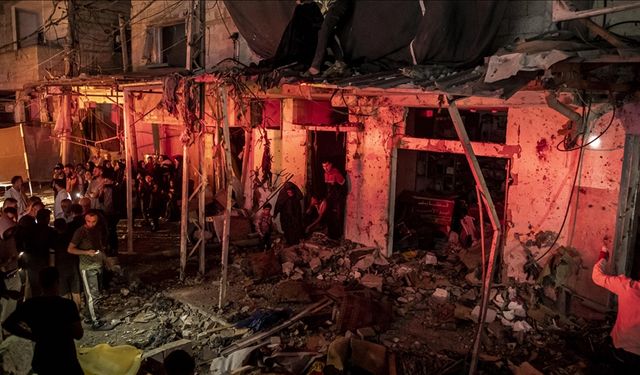 Katil İsrail'in Gazze'ye gece boyunca düzenlediği saldırılarda en az 7 Filistinli şehit oldu