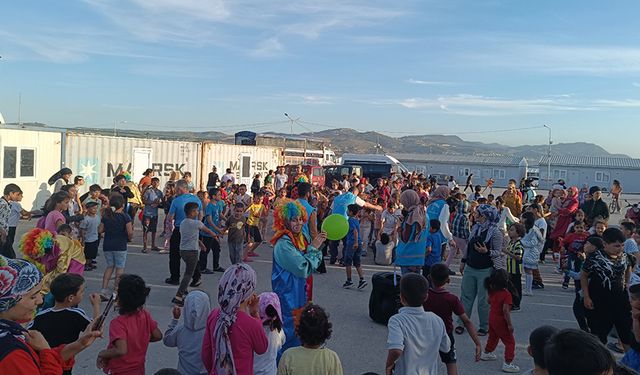 Müftülükçe toplanan oyuncaklar yüzlerce çocuğa hediye edildi