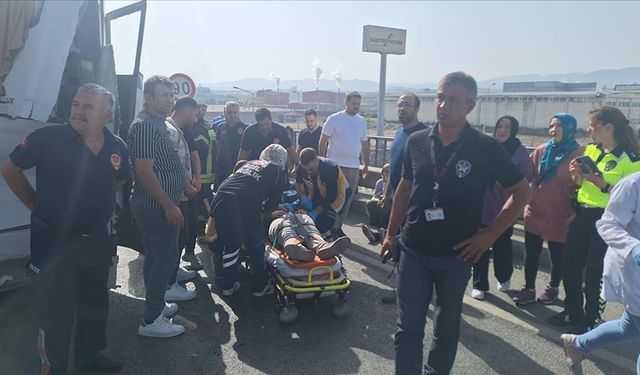 Manisa'da iki servis midibüsü ile otobüsün çarpışması sonucu çok sayıda işçi yaralandı