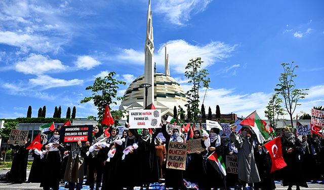 Marmara Üniversitesi İlahiyat Fakültesi öğrencileri Filistin'e destek için oturma eylemi yaptı
