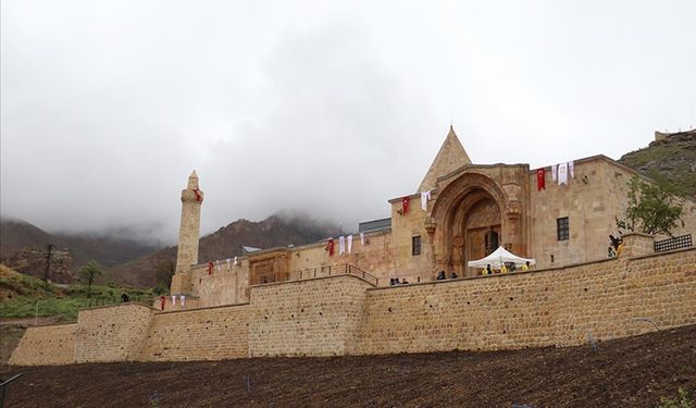 Onarımı tamamlanan Divriği Ulu Camii ve Darüşşifası ibadete açıldı