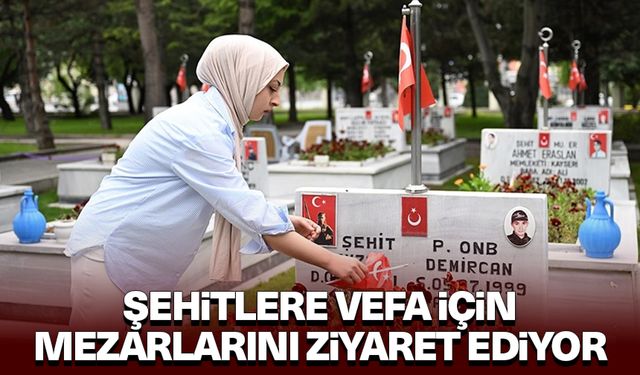 Şehitlere vefa için mezarlarını ziyaret ediyor