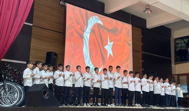 Siirt'te gençlerin hadis bilgisini artıran etkinlikte ödüller dağıtıldı