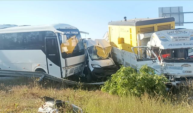 Tekirdağ'da fren arızası nedeniyle duramayan kamyonetin işçi servislerine çarpması sonucu 18 kişi yaralandı