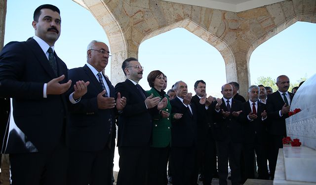 Yunus Emre kabri başında dualarla anıldı