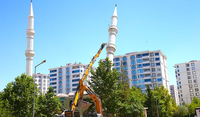 Diyarbakır'da depremlerde hasar gören cami kontrollü şekilde yıkıldı