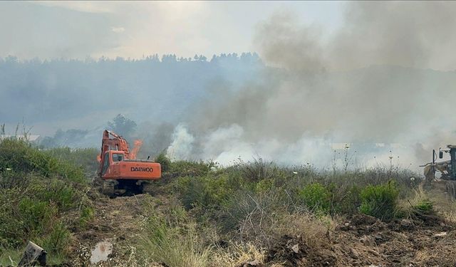 Antalya'da çıkan orman yangını kontrol altına alınmaya çalışılıyor