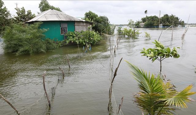 Bangladeş'te meydana gelen sel felaketi nedeniyle 10 bin aile mahsur kaldı