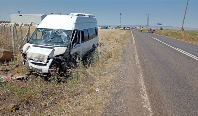 Diyarbakır'da minibüs ile otomobilin çarpıştığı kazada 22 kişi yaralandı