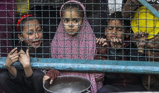 Gazze'deki hükümet: Kıtlık yüzünden bozuk yiyeceklerin yenilmesi sonucu zehirlenme vakaları görüldü
