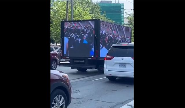 Kanada'da aracının üstündeki ekrandan Müslüman karşıtı yayın yapan sürücüye soruşturma