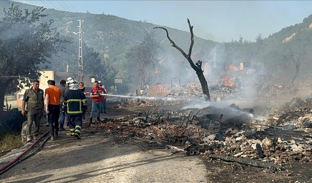Kastamonu'da köyde çıkan yangında 10 ev yandı