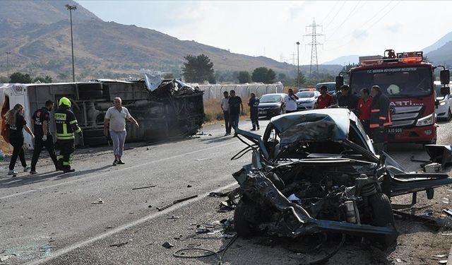 Mersin'de 2 servis aracı ve otomobilin karıştığı kazada 2 kişi öldü, 35 kişi yaralandı