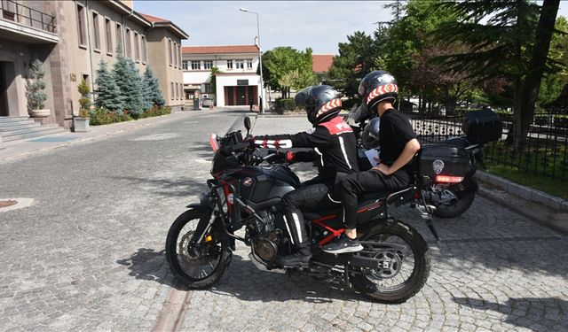 YKS için yanlış okula gelen ve kimliğini unutan öğrencilerin yardımına polis yetişti