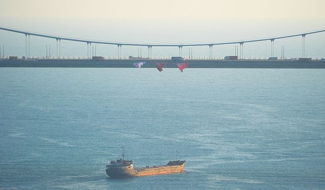 İstanbul'daki köprülere Türk bayrağı asıldı